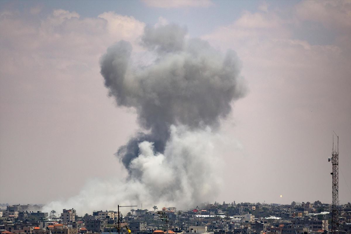 El humo se eleva después de un ataque aéreo israelí, en Rafah, sur de la Franja de Gaza