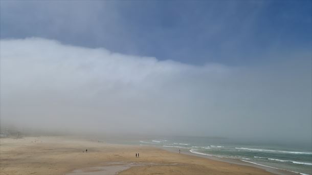 Brumas en la playa de Zurriola, en San Sebastián. 