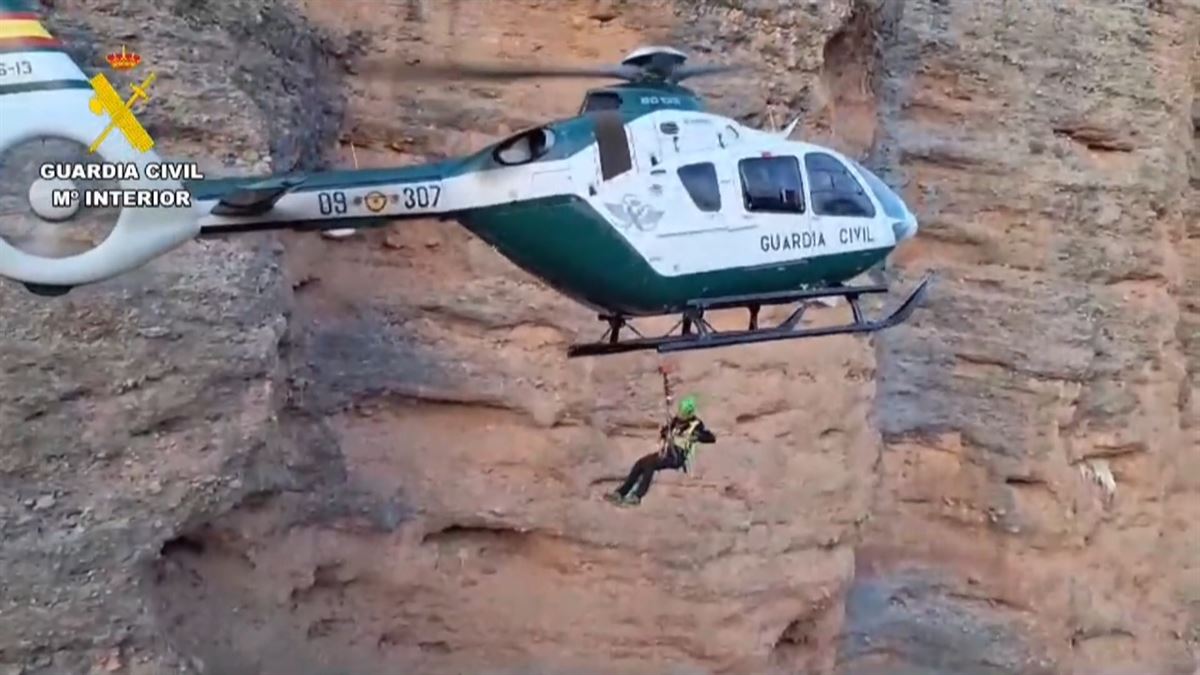 La sección de montaña de la Guardia Civil ha rescatado el cadáver con ayuda de un helicóptero.