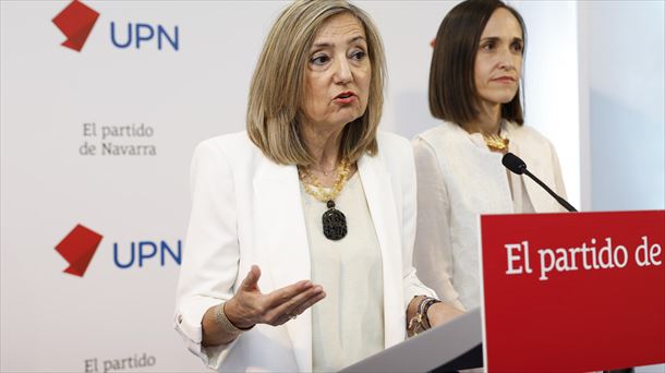 Echávarri, en un segundo plano, junto con la exalcaldesa Cristina Ibarrola. 