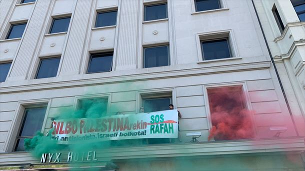 They carry out a protest action in favor of Palestine in a hotel in Bilbao