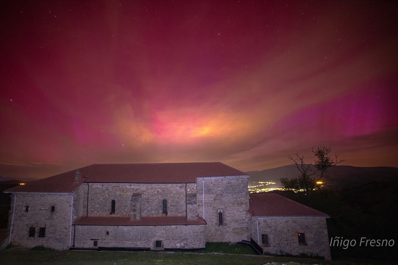 Aurora boreal en el Santuario de Oro (Zuia). Foto: Iñigo Fresno