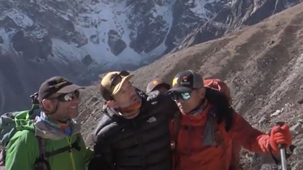 Javier López Pagazaurtundua en el centro, durante su ascensión al Everest. Captura del documental