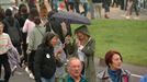 Multitud de gente a primera hora de la mañana en Senpere, pese a la llovizna