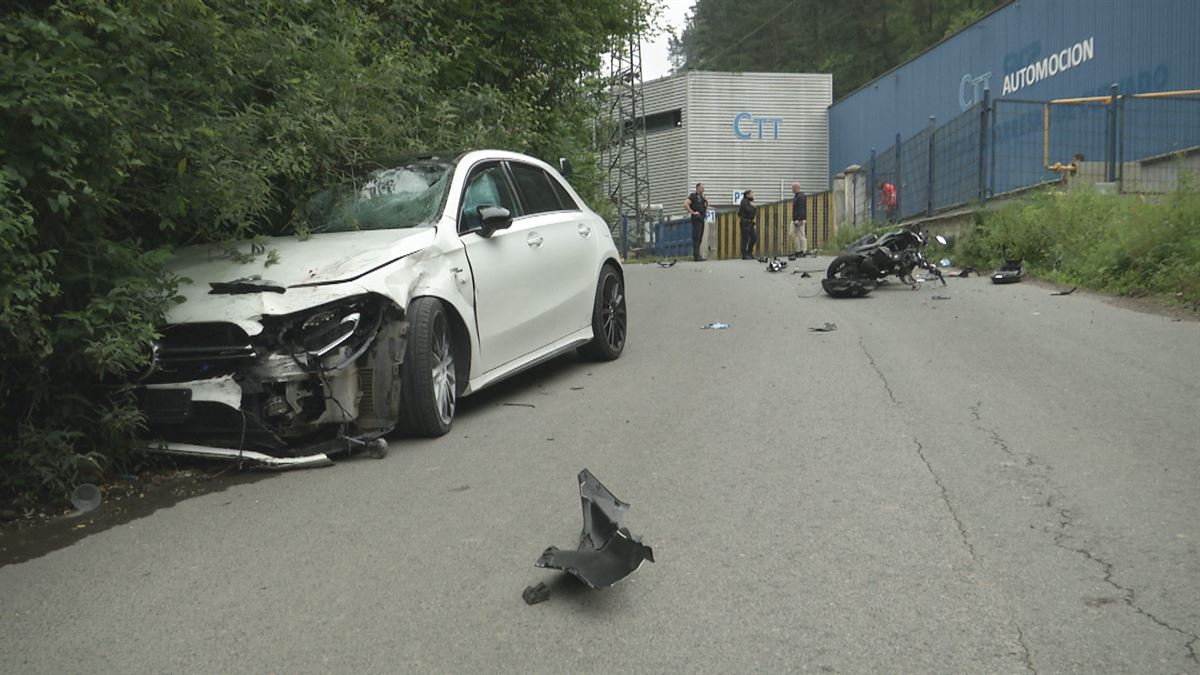 Lugar del accidente entre un turismo y una moto en Zaldibar. Foto: EITB