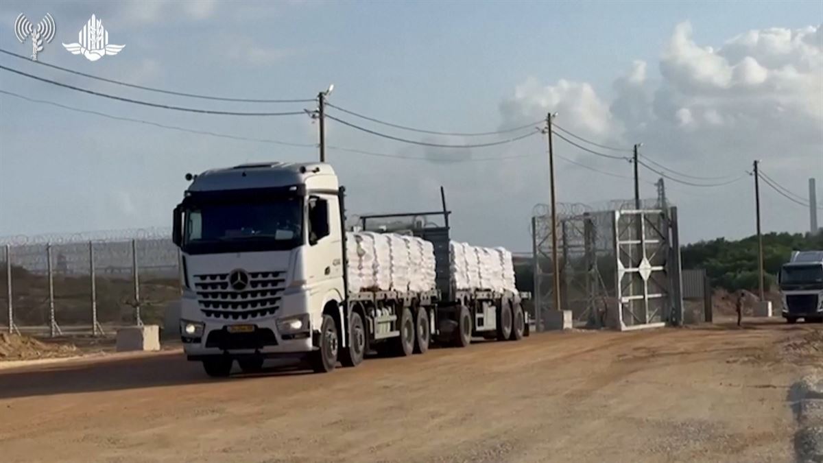 Camiones cruzando el paso. Imagen obtenida de un vídeo de Agencias. 