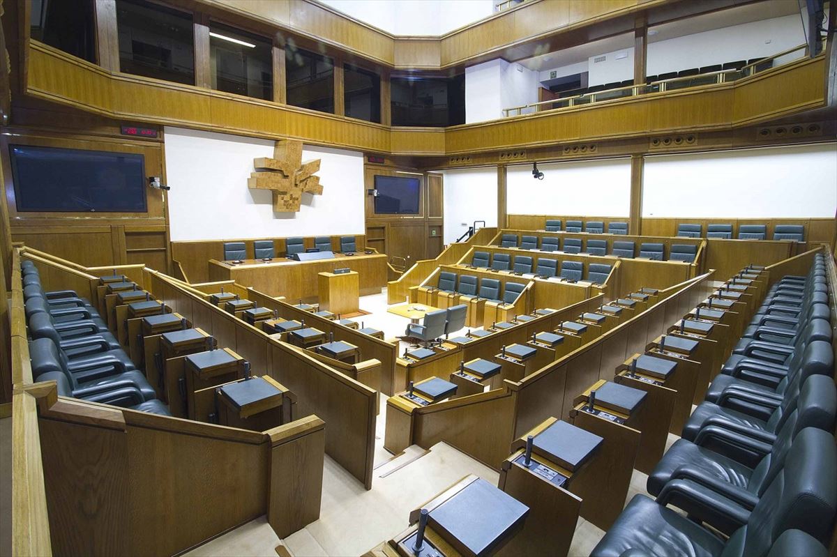El salón de plenos del Parlamento Vasco, vacío. 