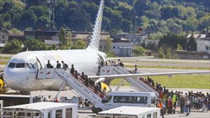 Retrasan la deportación del saharaui que permanece en el Aeropuerto de Bilbao