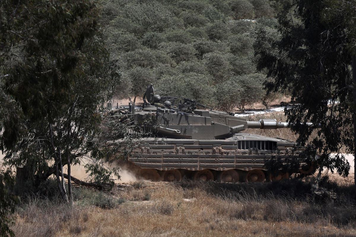 Israelgo tanke batek Gazako mugaren iparraldean patruilatzen. Argazkia: EFE.