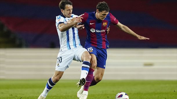 Oyarzabal (Real Sociedad) y Christensen (Barcelona) disputan un balón.