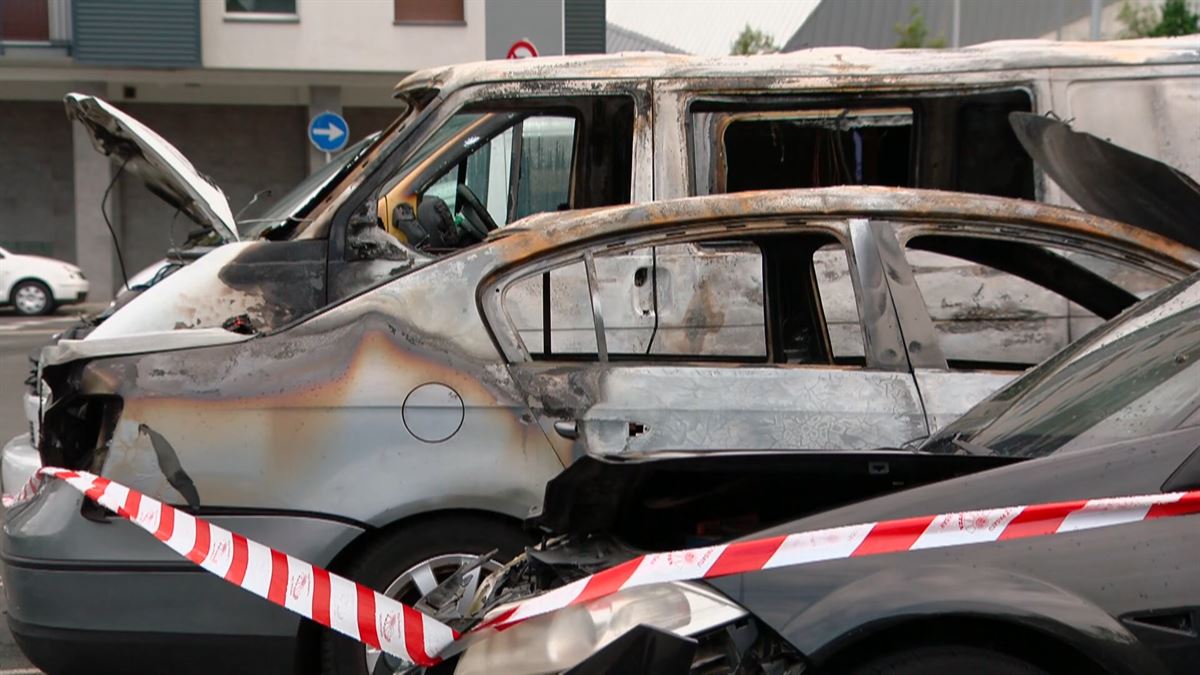 6 coches afectados por un incendio ocurrido en Pasaia. Foto: eitb media