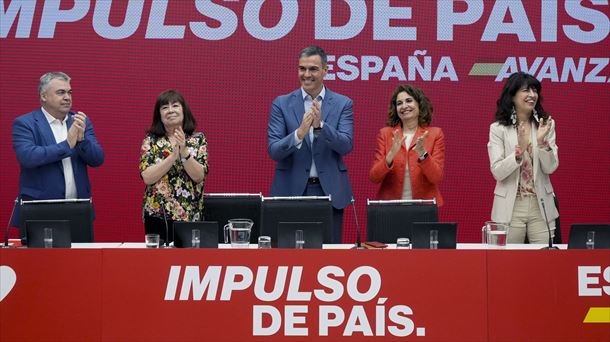 Foto de Pedro Sánchez y cargos socialistas en un acto de partido