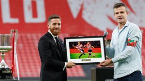 Iker Muniain, junto al presidente del Athletic, Jon Uriarte, en su despedida. Foto: EFE. 