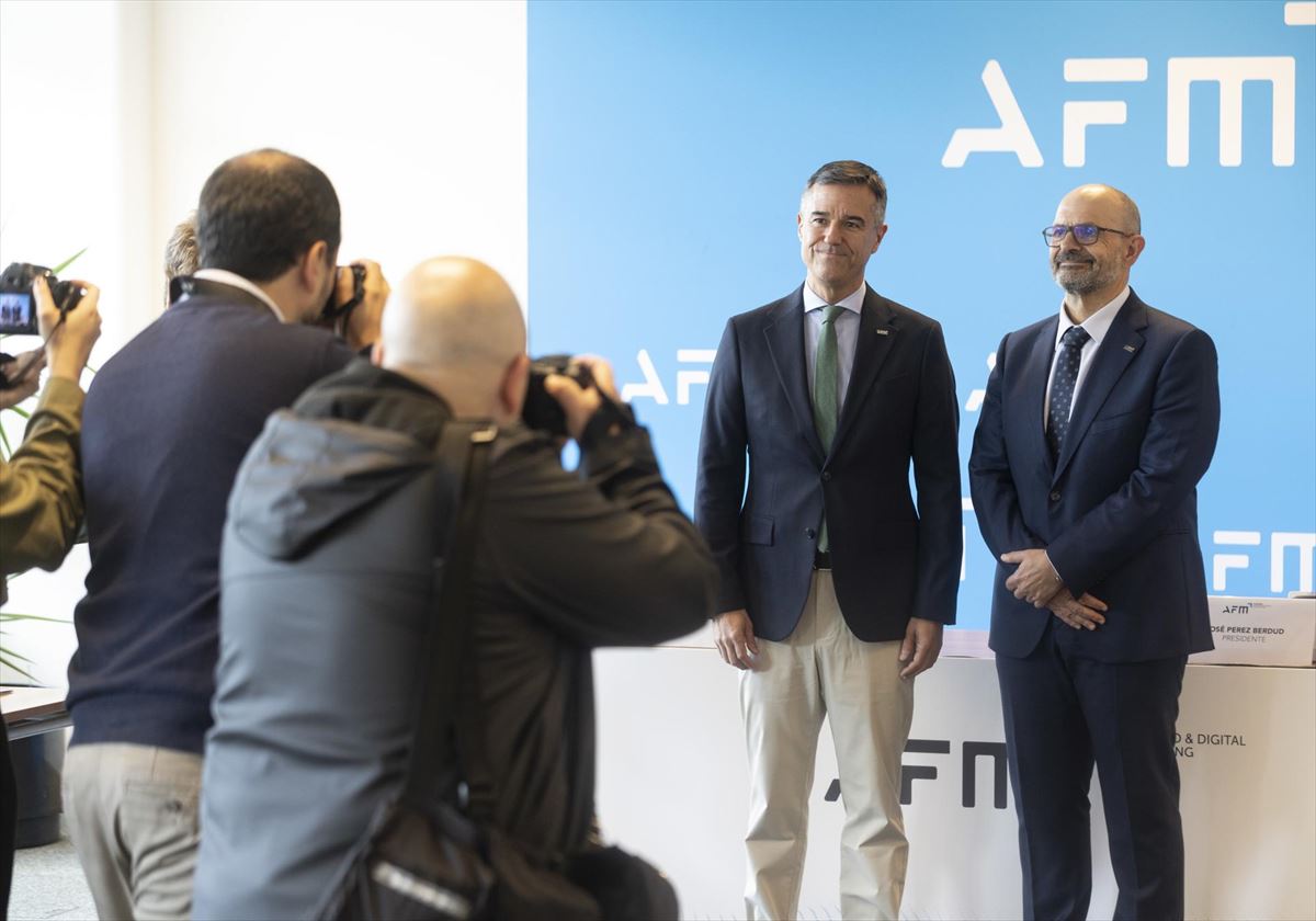 El presidente de la AFM, José Pérez Berdud, y el director general del Cluster, Xabier Ortueta. EFE
