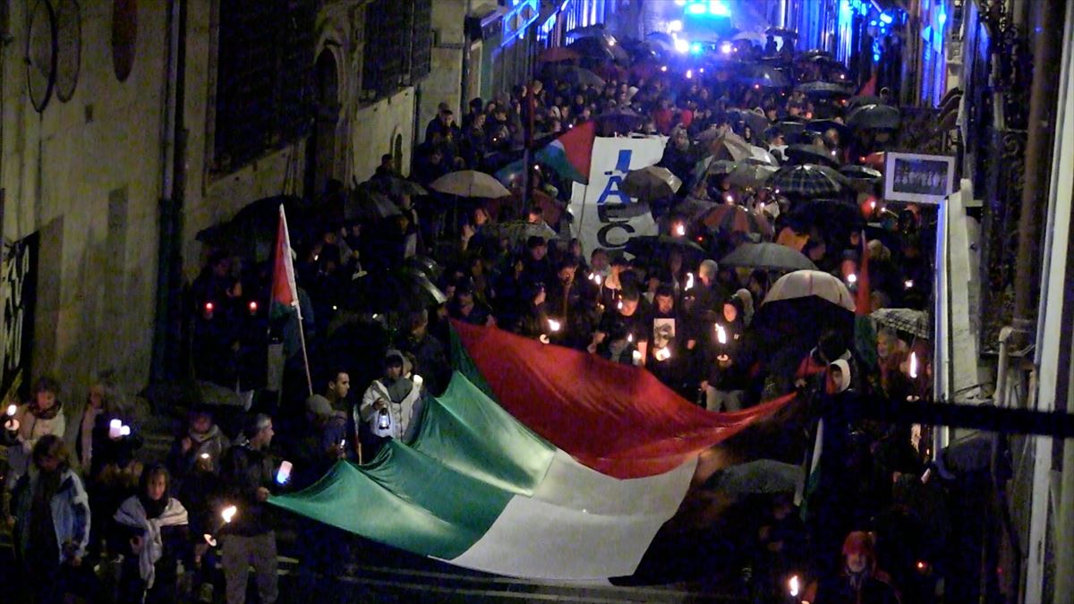 Marcha silenciosa alumbrada por antorchas y velas en Pamplona. Imagen: Samidoun Euskadi