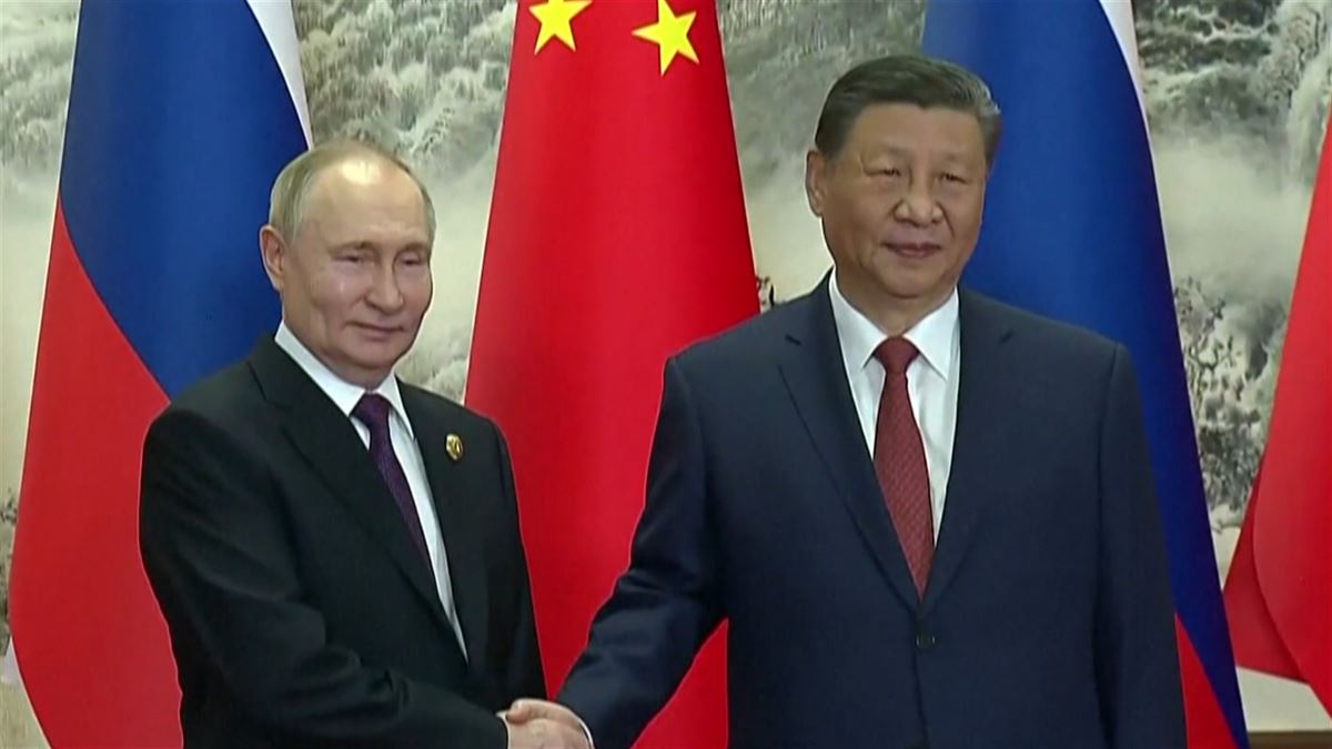 Vladimir Putin eta Xi Jinping. Agentzietako bideo batetik ateratako irudia.