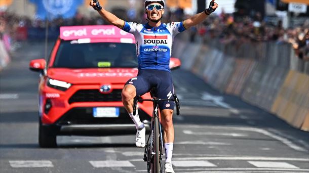 Julian Alaphilippe ha estrenado su palmarés como ganador de etapa del Giro. Foto: EFE. 