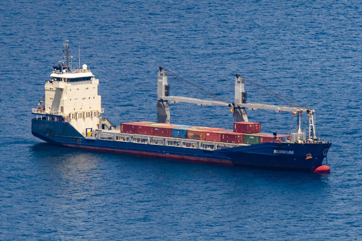 El carguero "Borkum" fondeado en el cabo Tiñoso, en Cartagena. 