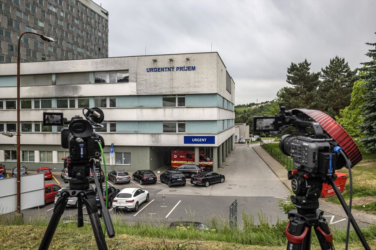Cámaras de televisión frente al hospital donde permanece ingresado el primer ministro de Eslovaquia