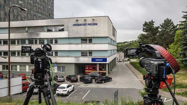 Cámaras de televisión frente al hospital donde permanece ingresado el primer ministro de Eslovaquia