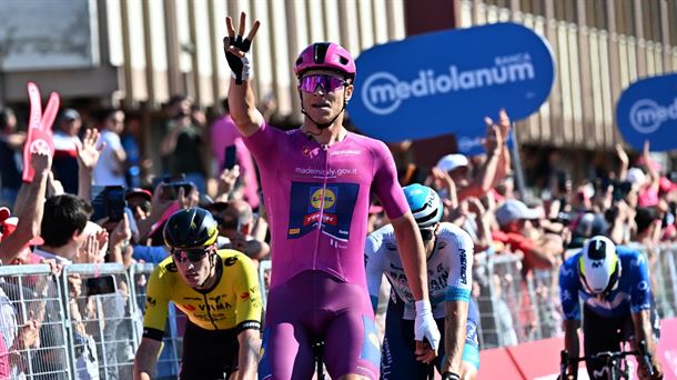 Jonathan Milan logra su tercera victoria de etapa en el Giro. Foto: EFE