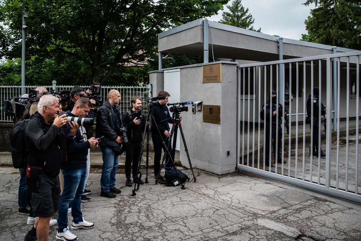 Los medios esperando a Juraj Cintula mientras ha sido interrogado