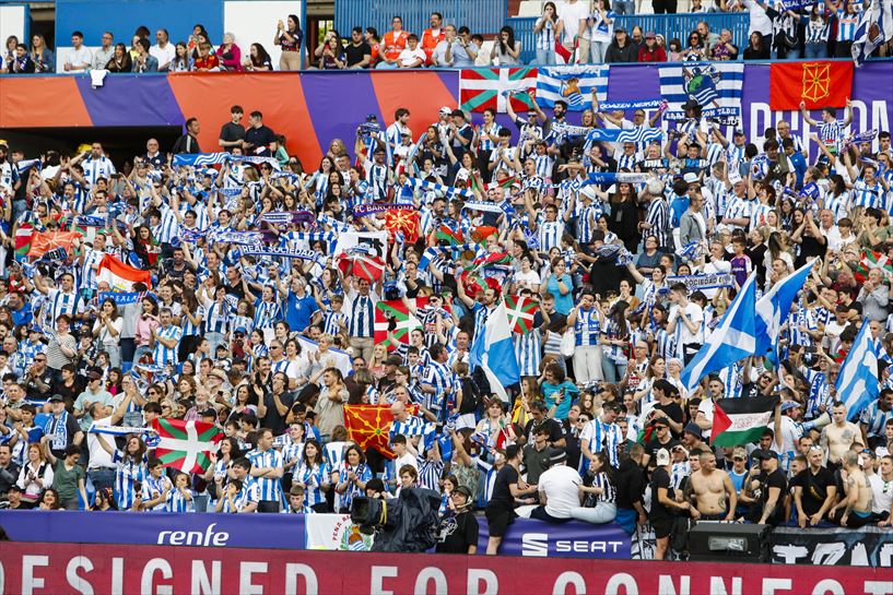 Aficionados de la Real en las gradas de la Romareda. Foto: EFE