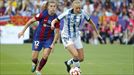 Patri Guijarro y Synne Jensen pugnan por un balón. Foto: EFE