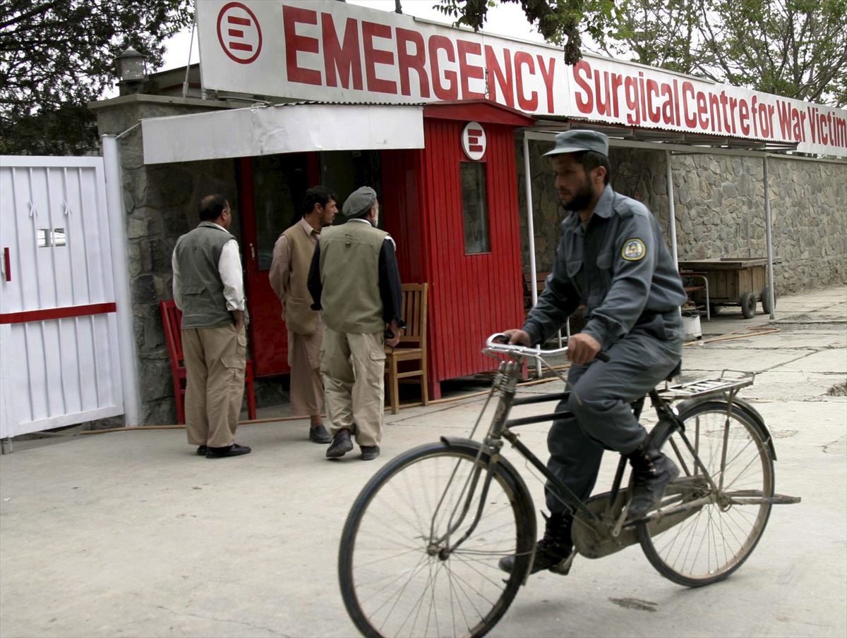 Emergency GKEaren Zentro Kirurgikoan dago zauritutako emakumea, Kabulen. EFE. 