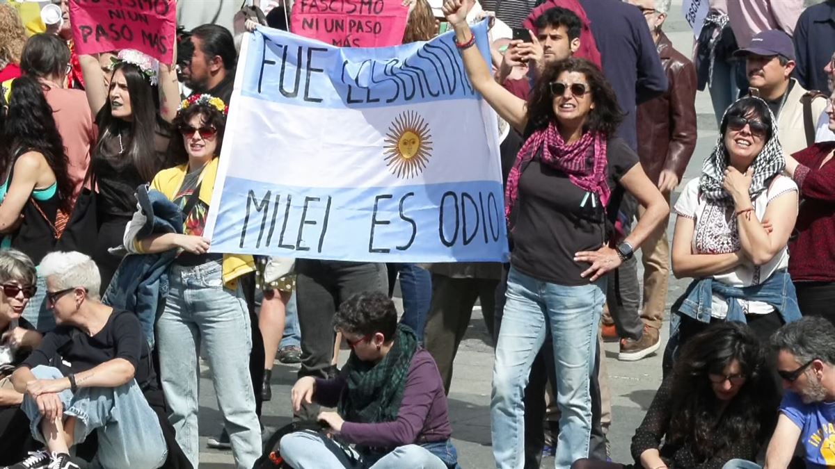 Celebran la marcha ''Todos a Colón contra el fascismo'', coincidiendo con la cumbre de ultraderecha de Vox
