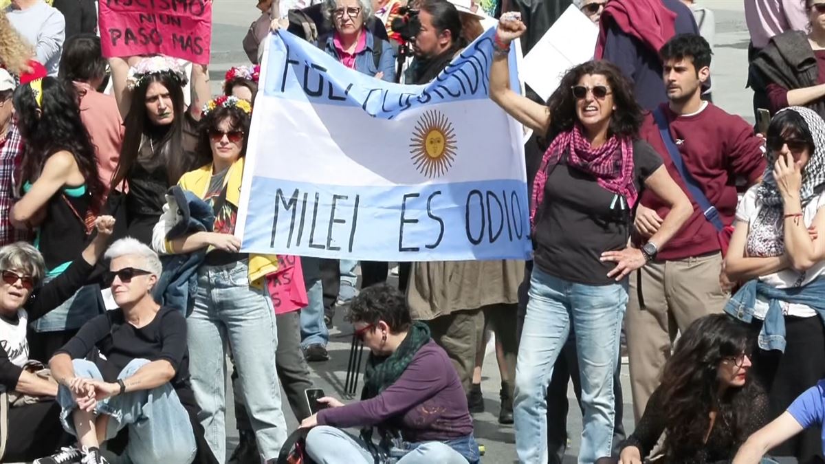 Faxismoaren kontrako elkarretaratzea egin dute Madrilen, ultraeskuinaren goi-bilerari aurre egiteko