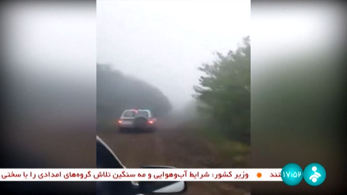 Los equipos de rescate acuden al lugar del accidente del helicóptero que transportaba al presidente de Irán