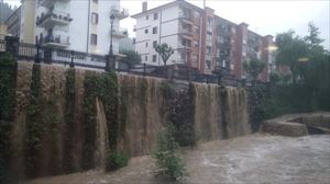 Una tremenda tromba de agua y granizo convierte en ríos las calles de Lazkao