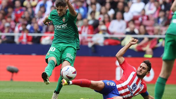 Aimar Oroz dispara, con la derecha, en un partido ante el Atlético Madrid. Foto: EFE.