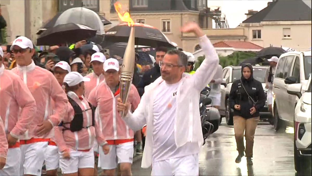 La antorcha olímpica en Biarritz. Imagen obtenida de un vídeo de EITB Media.