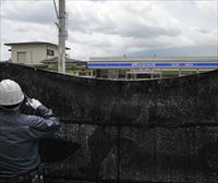Fuji mendiaren bista ezagun bat gortina batekin estali dute Japonian, turista gehiegi bertaratzen direlako