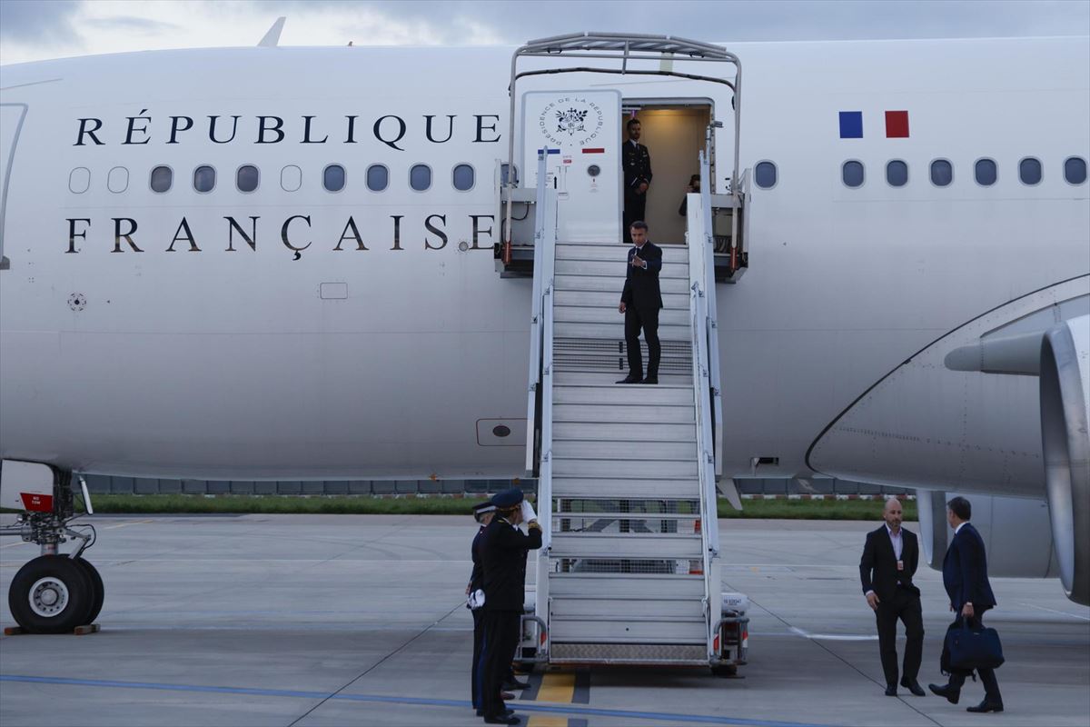 El presidente francés, Emmanuel Macron, rumbo a Nueva Caledonia. Foto: EFE