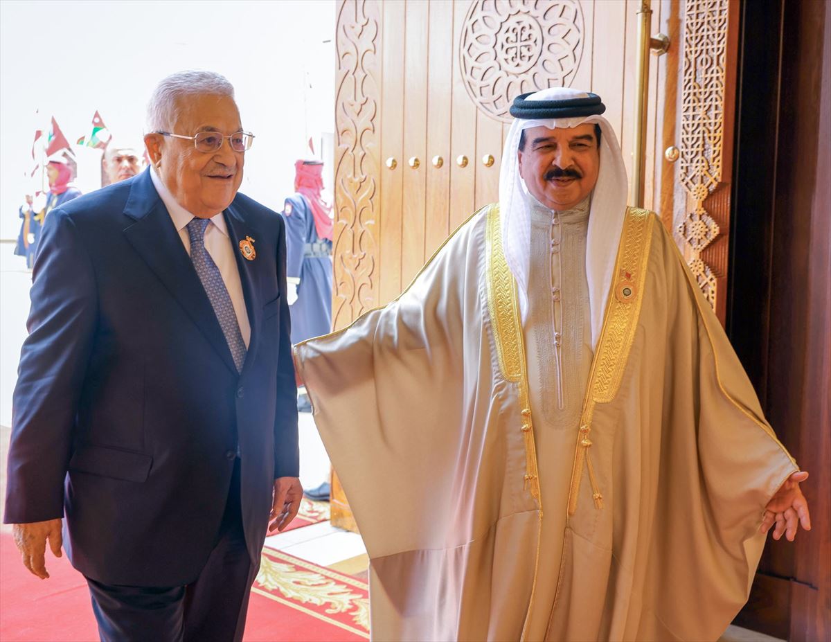 El presidente palestino Mahmoud Abbas junto al actual rey de Baréin, en una foto del 16 de mayo