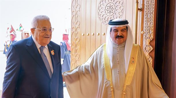 Mahmoud Abbas Palestinako presidentea, Bahraingo erregearen ondoan, maiatzaren 16an