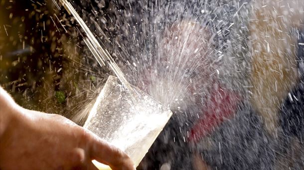 Hombre escanciando una sidra. 