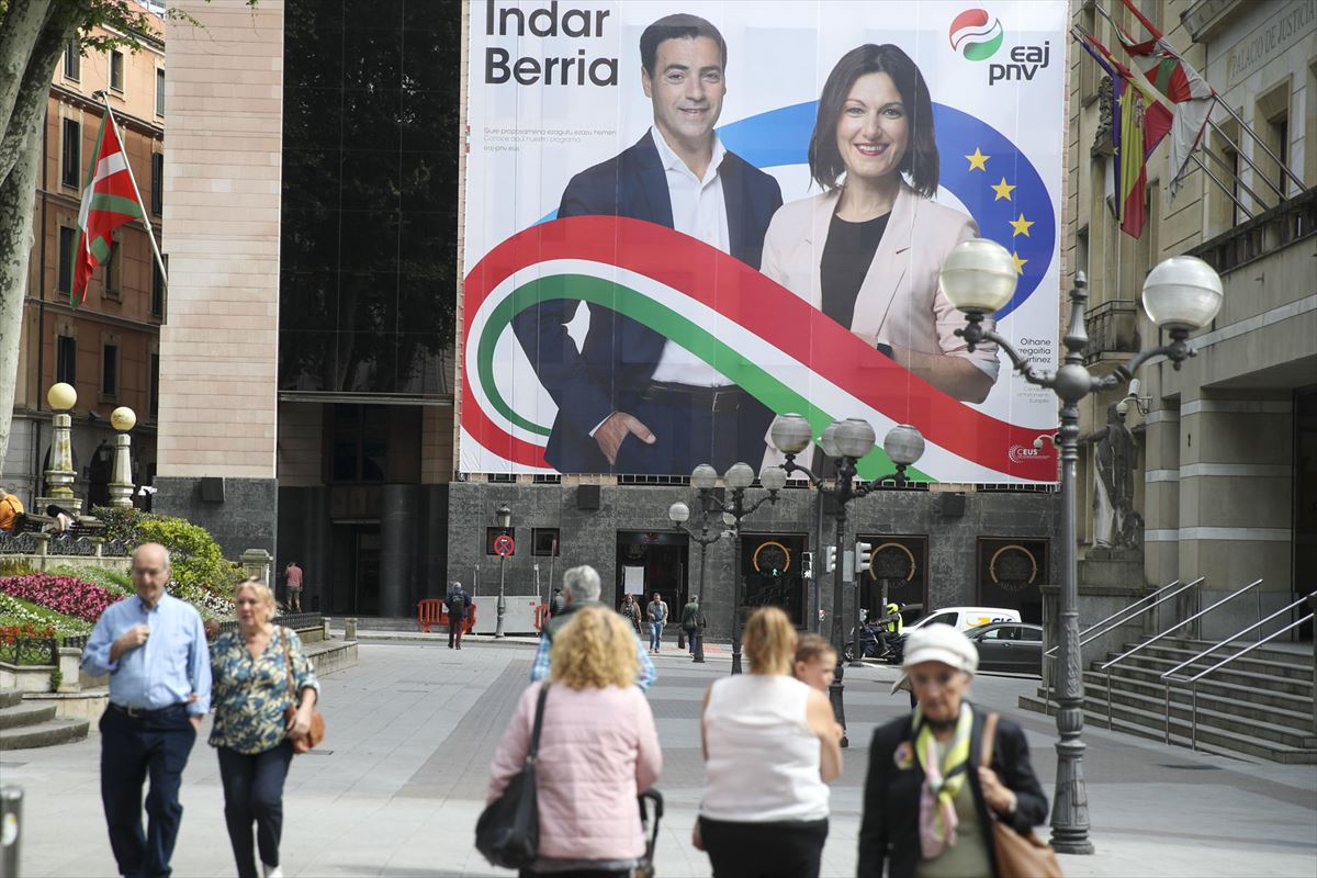 La candidata jeltzale a las elecciones europeas, Oihane Agirregoitia, en la fachada de Sabin Etxea, en Bilbao. Foto: EFE