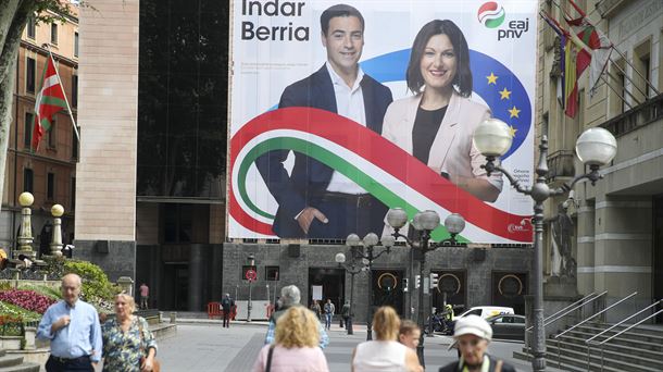 La candidata jeltzale a las elecciones europeas, Oihane Agirregoitia, en la fachada de Sabin Etxea, en Bilbao. Foto: EFE