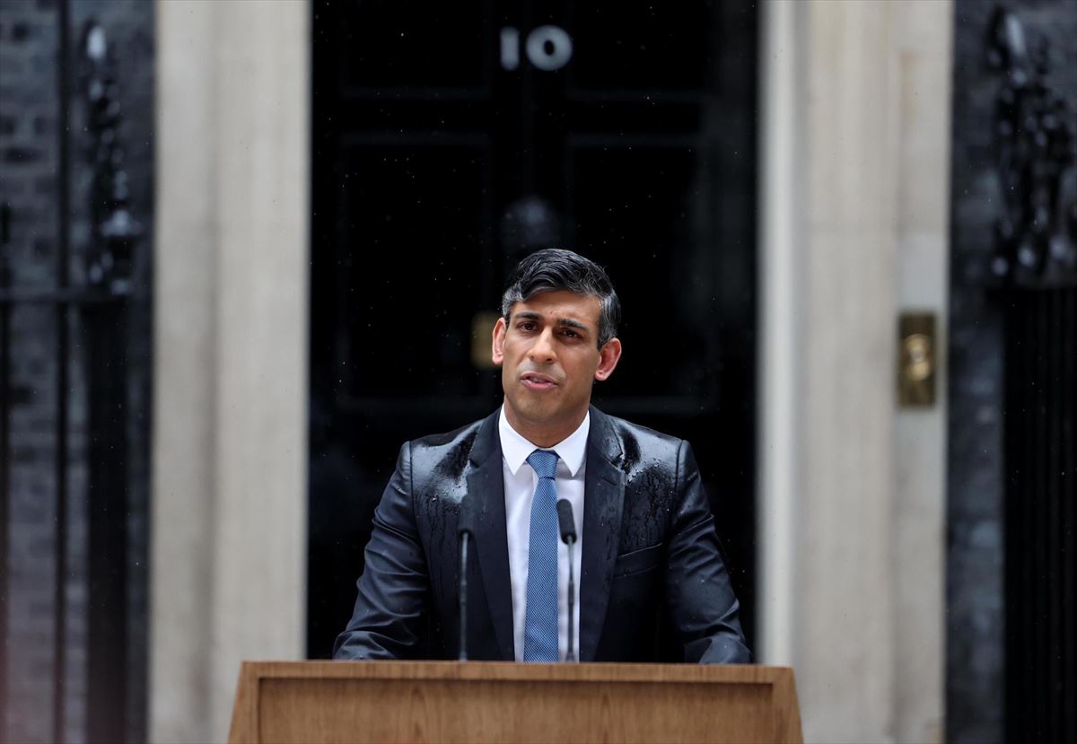El primer ministro británico, Rishi Sunak, ante el número 10 de Downing Street. Foto: EFE