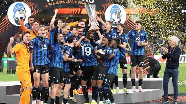 Los jugadores de la Atalanta celebran el título. Foto: EFE. 