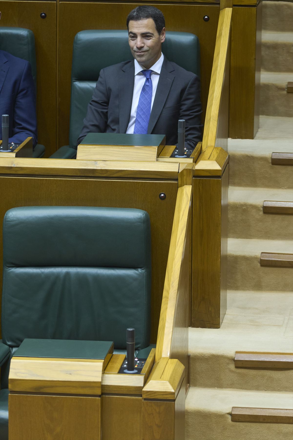 El candidato a lehendakari, Imanol Pradales, en el Parlamento Vasco