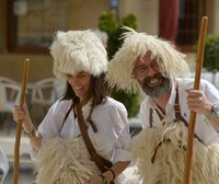 Aitana y Javi se visten de pastores para bailar su tradicional danza en la plaza de Labastida