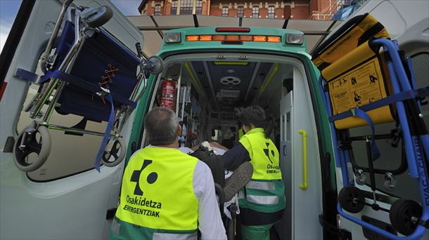 Trabajadores de Osakidetza trasladan a un paciente de una ambulancia