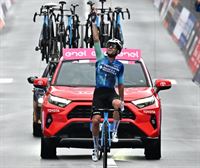 Andrea Vendrame gana en solitario, en Sappada, al ser el más fuerte de la escapada en el Giro