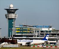 La huelga de controladores aéreos de Paris-Orly no afecta, de momento, a los aeropuertos del País Vasco