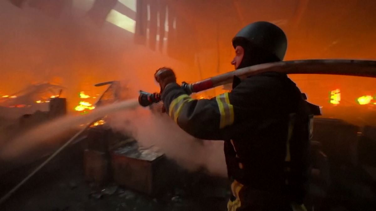 Bomberos intentando sofocar el fuego en Járkov. Foto: EFE
